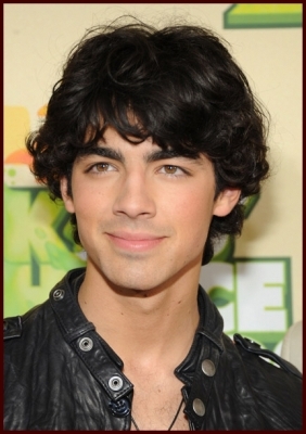  i like Taylor but I have to go with Joe Jonas i dunno way i just prefer Joe but dont get me wrong Taylor is hott too