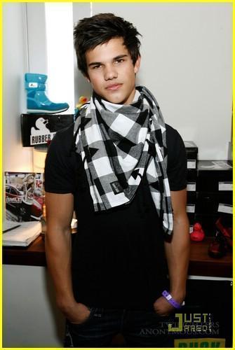 i make out with taylor lautner because he is so hot and in love with him
