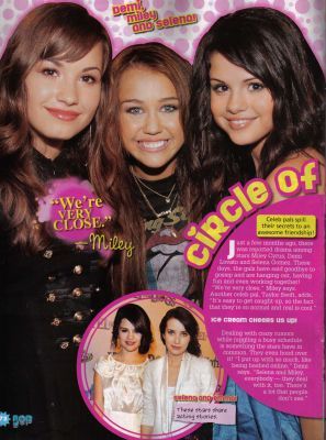 Demi+lovato+and+selena+gomez+kissing+each+other