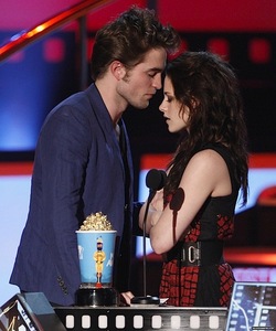  Wasn't it messed up when Kristen moved away when Robert was about to halik her at the choice awards???