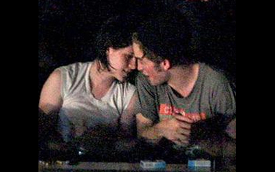 Ok, so there are rumours going round that kristen and Rob were seen pashing at a kings of leon 음악회, 콘서트 a couple of days 이전 what do 당신 think?
