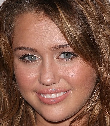  Miley's eyes are color green ôliu, ô liu I hope is correct!