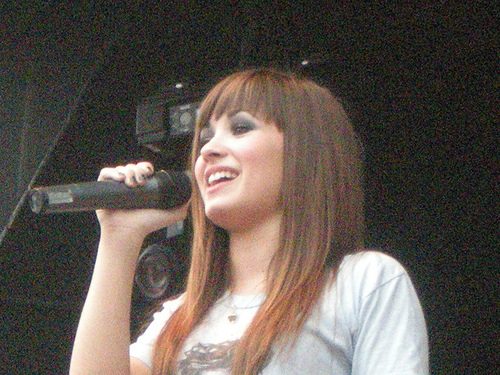  If i gave tu 2 tickets 2 one of demi's concierto what would tu say!!!! FRONT ROW