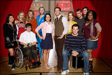  Glee is a musical comedy Fernsehen series that focuses on a high school Glee club in Lima, OH. The Zeigen follows optimistic high school teacher Will Schuester as he tries to transform the school's Glee Club and inspire a group of ragtag performers to make it to the biggest competition of them all: Nationals. Driven Von his secret past Will is very determined in his task, even though everyone around him thinks he's nuts. His only hope lies in two talented members of the Glee Club: Rachel Berry - a perfectionist firecracker who is convinced that Zeigen choir is her ticket to stardom. Finn Hudson - the beliebt high school quarterback with movie star, sterne looks and a Motown voice, who must protect his reputation with Quinn (his holier-than-thou girlfriend) and Puck (his arrogant teammate).