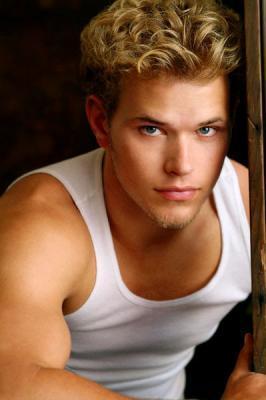  It´s Kellan Lutz but he was very young in that pic and he was blond!! I have that pic on my pc and i 愛 it cause he looks so sweet!!! 愛 あなた KELLAN