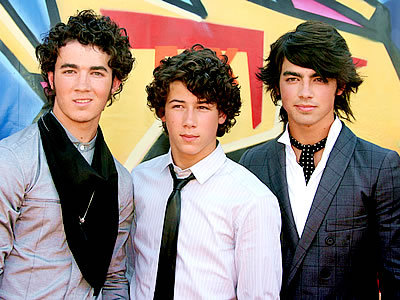  I think Nick is 16 또는 17, Joe is 19, and Kevin is 21.