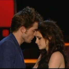  well,rob & kris won best kiss.sooo i looked like they were going to do the halik again.omg it was really funny rob took his gum out and even did his hair on stage!well,back to the kiss.they were leaning in but kris like an inch from his face turned around and sinabi "thank you soo much!"