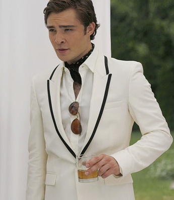  i amor everything about him, he's rich, dangerous and hot ...the way he unconditionally loves blair but is scared to mostrar deep feelings, the way he seems to be hard on the outside but on reality he's really hurt his hair,his scarf,his eyes,his accent, oh well... he's CHUCK bajo :]