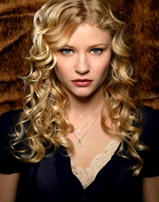  The girl he stalks will be played bởi Emilie De Ravin...this is her. a nickname for her is still to b