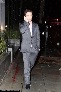 Why Ed wasn't on the red carpet yesterday? Poor him, he got all wet from the rain. :)