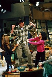  ROFL I l’amour Chandler suivant Image: Chandler and Phoebe s’embrasser