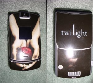  Wow there are loads of phone covers, I never knew. Find a twilight...ipod/ipod cover :)