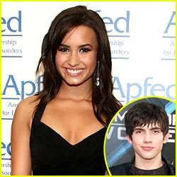  Demi Lovato is single…and looking! The 16-year-old Sonny actress dished to Popstar! mag at her p