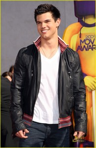 Taylor Lautner keeps it cool as he arrives at the 2009 MTV Movie Awards held at the Gibson Amphitheat