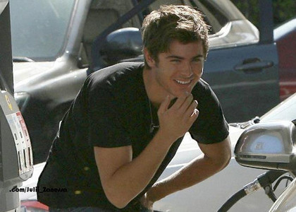  Zac Efron and girlfriend Vanessa Hudgens were spotted out and about on Saturday in Studio City, Calif