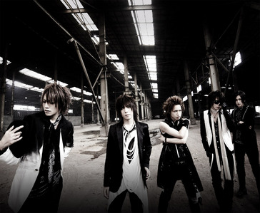  Well, I think it's great! Bu the old alice nine shared out the গিটার solos! Now Hiroto is doing all