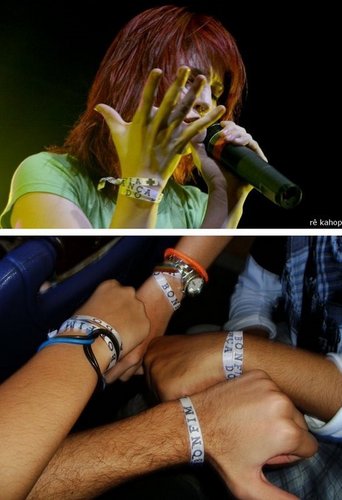 Hayley wearing a bracelet that the fan gave her IN BRAZIL BABY :*