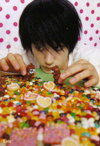  L playing with his Candy
