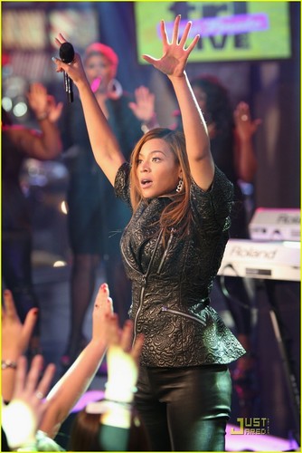  Beyoncé @ the TRL Finale