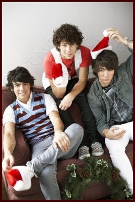  Jonas Brothers - Holiday
