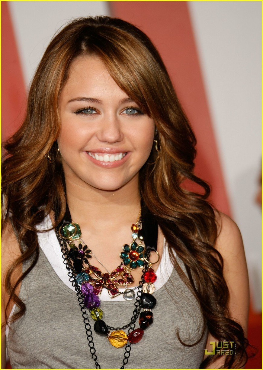 http://images2.fanpop.com/images/photos/2800000/Miley-Bolt-Premiere-miley-cyrus-2849652-871-1222.jpg