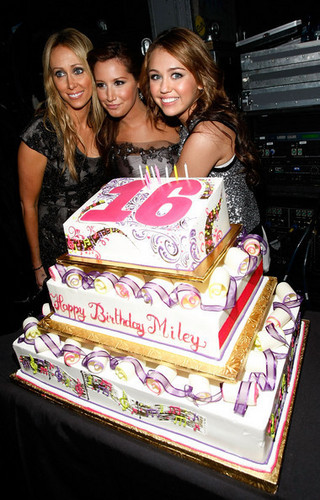  Ashley - Mileys Birthday celebration at the American Musik Awards 2008