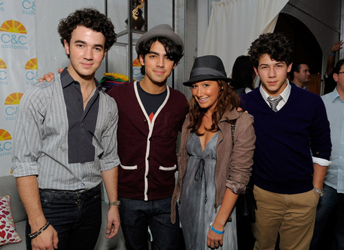  Ashley & the Jonas Brothers