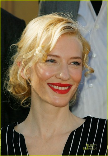  Cate Gets Her 별, 스타 on the Walk of Fame