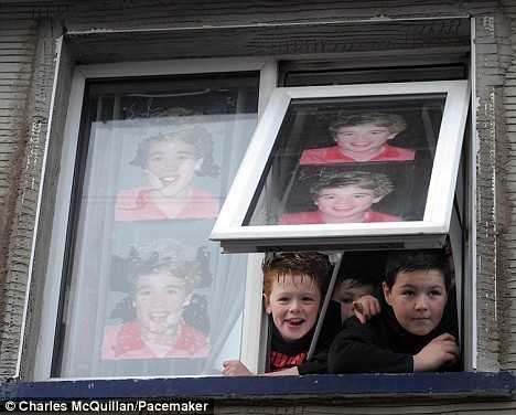 Eoghan fans window picss