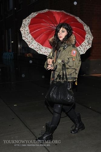  Jessica leaving the Conan O'Brian tampil (December 12th)