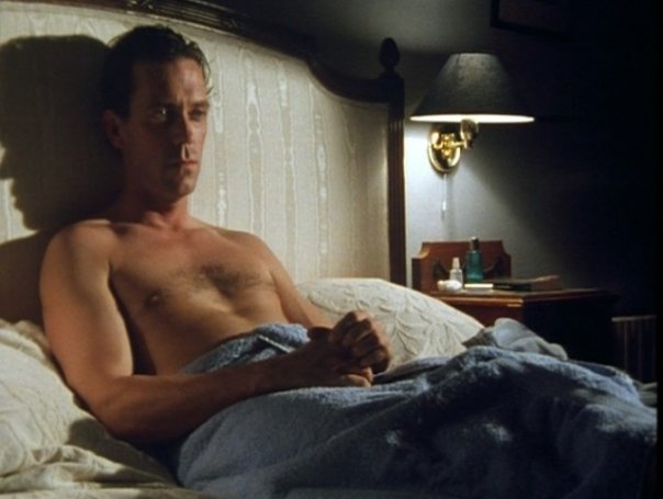 Хью Лори Photo: Hugh in постель, кровати.