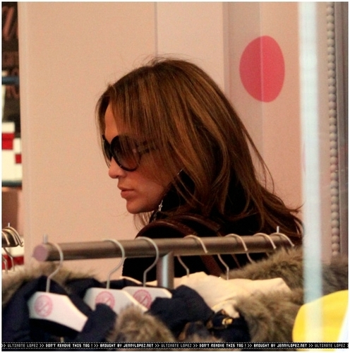  Jennifer shopping