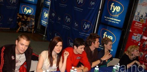  One boom heuvel Cast at MTV and FYE 2005