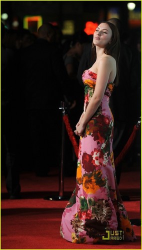  Scarlett @ The Premiere of He's Just Not That Into Ты