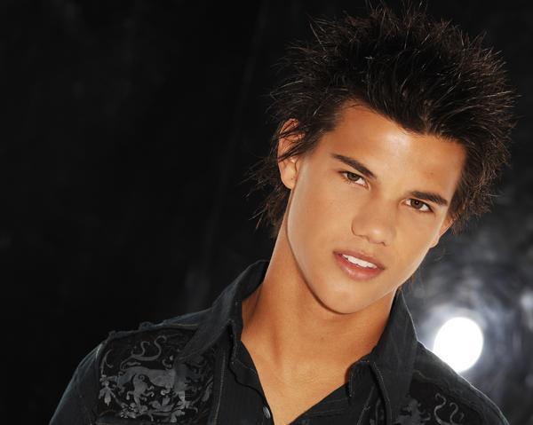 hot images of taylor lautner. HOT! - Taylor Lautner vs.
