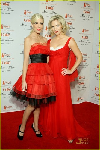  90210 stars Jennie Garth and Tori Spelling pose backstage at the corazón Truth Red Dress Collection
