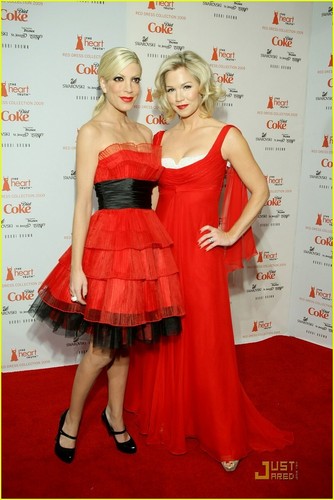 90210 stars Jennie Garth and Tori Spelling pose backstage at the Heart Truth Red Dress Collection 