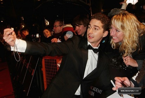  Shia @ The trái cam, màu da cam British Academy Film Awards 2009