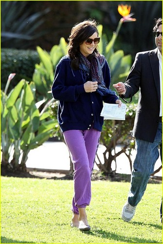  Jessica Stroup on the set