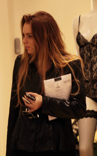  Lindsay with Sam Shopping in लंडन