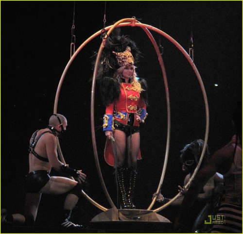  Britney- Circus Tour