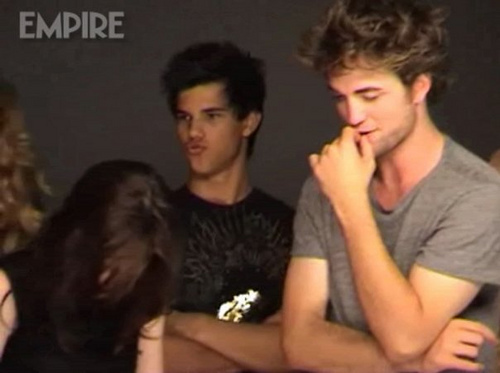  TAYLOR IS BLOWING FREE KISSE HEHE AND ROB IS THINKING