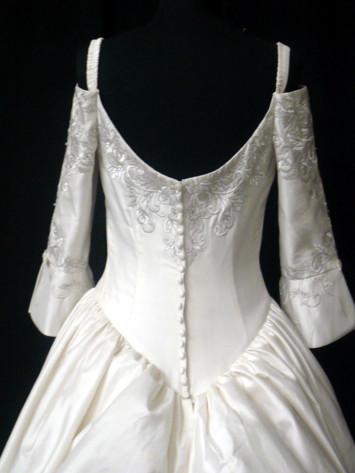  Wedding 袍, 礼服