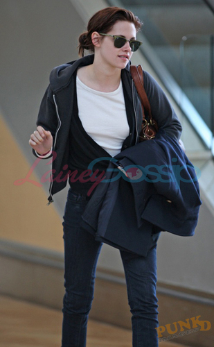 Kristen Stewart leaving Vancouver