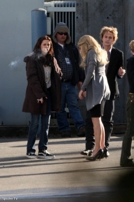 The image “http://images2.fanpop.com/images/photos/4800000/More-New-Moon-On-Set-Photos-twilight-series-4840636-266-400.jpg” cannot be displayed, because it contains errors.