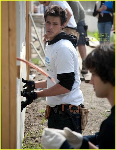  ‘90210′ Cast Volunteers With Habitat For Humanity