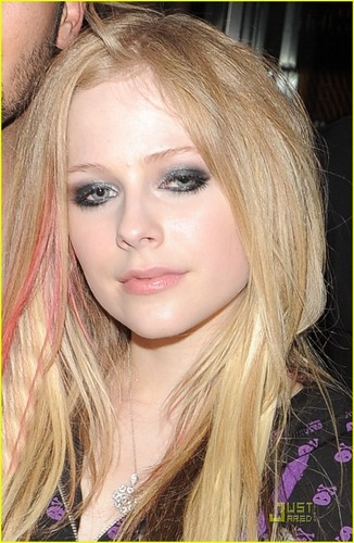  Avril Lavigne (at a Nightclub)