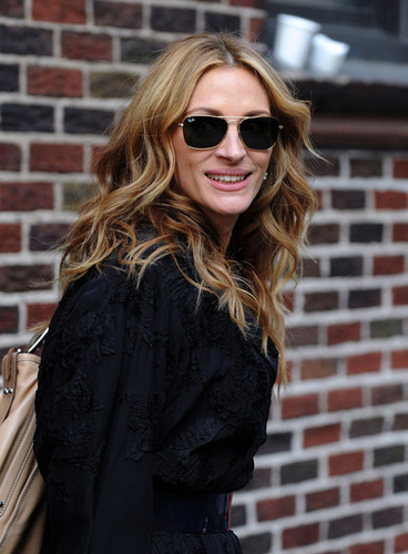  Julia Roberts visits "Late दिखाना with David Letterman March 17th 2009