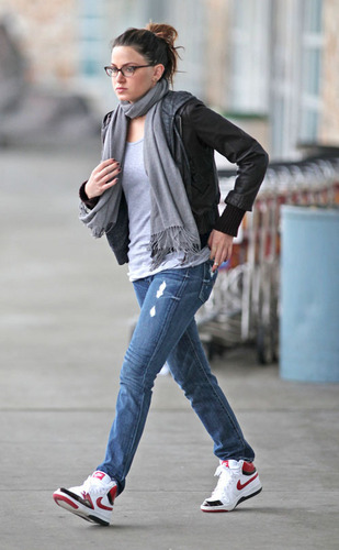  Nikki Reed @ Vancouver Airport