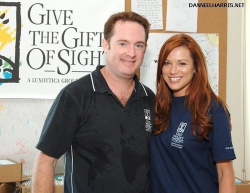 08.25.06 - Danneel volunteers at The Gift of Sight Clinic (LA) <3